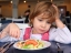 Ребенок не хочет есть: попробуйте его не заставлять