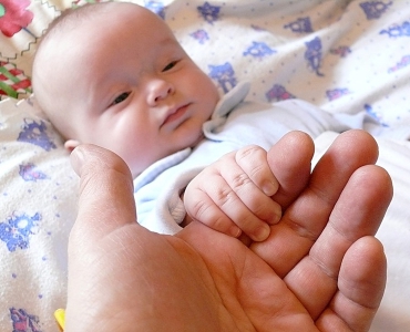 Как стричь ногти новорожденному?