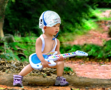 Развитие музыкального слуха у малыша с помощью гитары