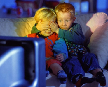 Телевизор для ребенка: смотреть и не болеть
