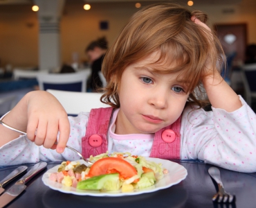 Ребенок не хочет есть: попробуйте его не заставлять