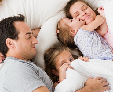 Как приучить ребенка спать отдельно?