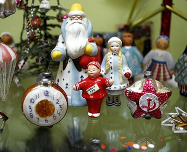 История создания новогодних игрушек для елки в России
