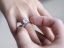 На какой руке и на каком пальце носят помолвочное кольцо 